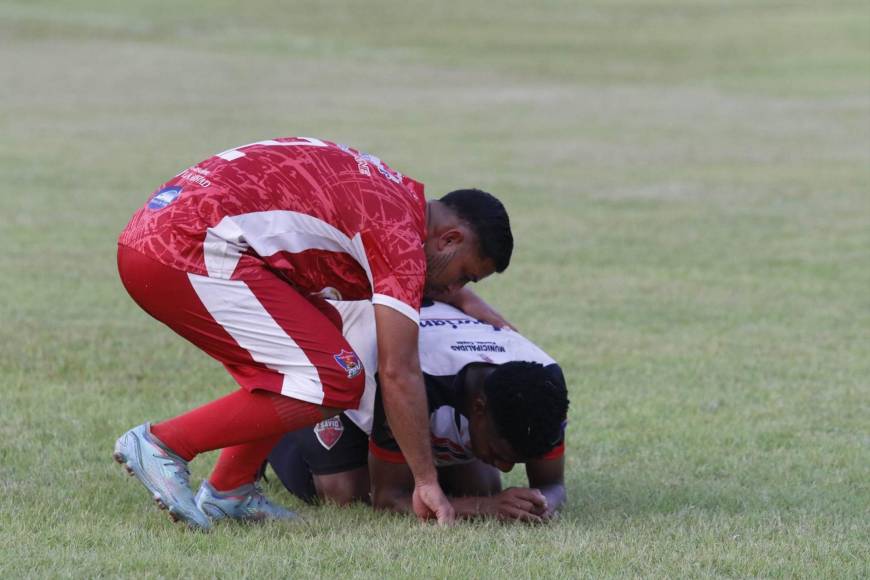 Jugadores del Deportes Savio lucieron consternados tras perder la categoría. Tuvieron que ser consolados algunos futbolistas del Villanueva FC.