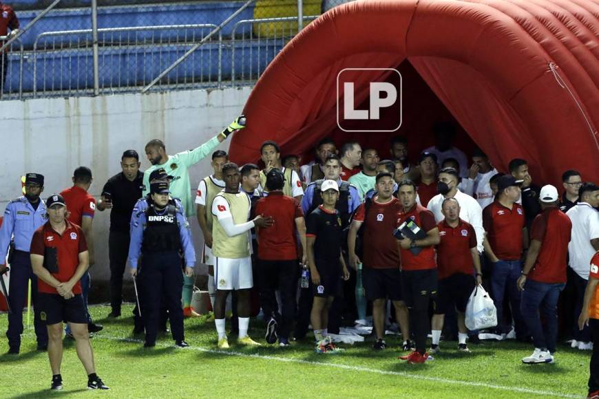 El inicio del segundo tiempo del partido se retrasó por los disturbios entre aficionados. Así esperaba el plantel del Olimpia para salir a la cancha.