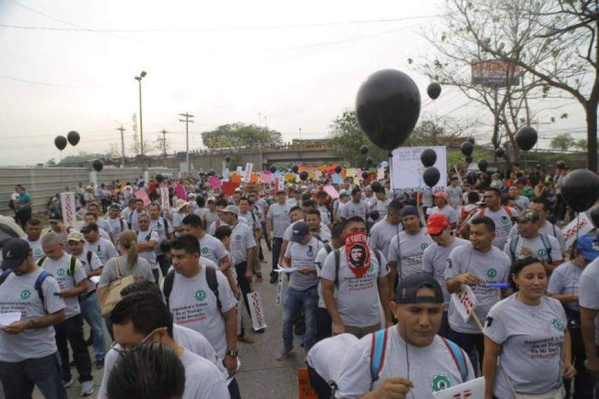 La marcha se dirige al parque central de San Pedro Sula.