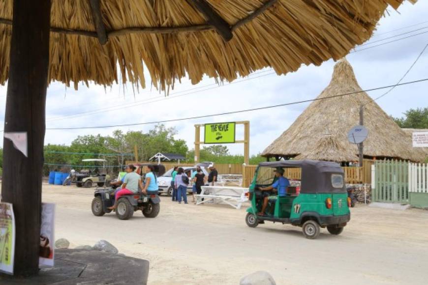 Cuatrimotos y mototaxis para hacer un recorrido por la isla.