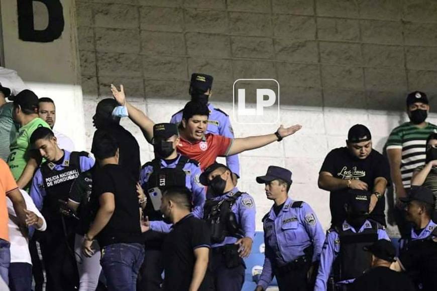 En el sector de silla unos aficionados del Marathón protagonizaron una bronca con miembros de la Policía Nacional.