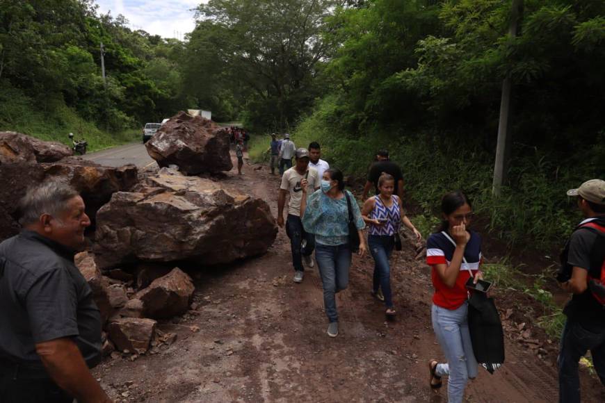 Derrumbes, caída de puentes e inundaciones: carreteras obstruidas por lluvias en Honduras