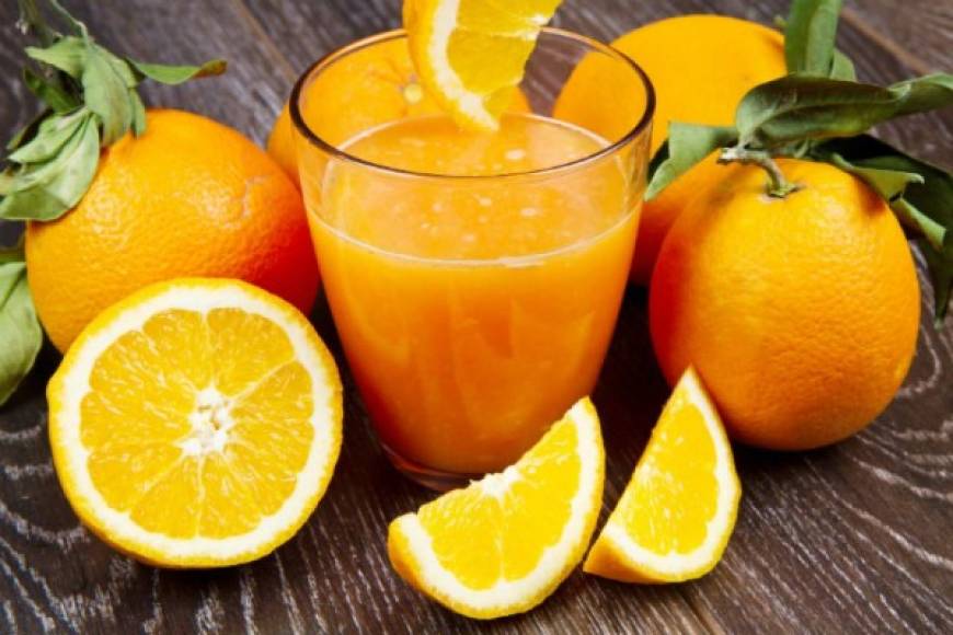 La fruta de la naranja contiene mucha vitaminas y minerales, por lo que consumirla en jugo se obtiene muchos nutrientes. Las naranjas puede comerlas en gajos, tomar jugo o añadirlas en algunas ensaladas para disfrutar de la fibra que contienen y mejorar su digestión.
