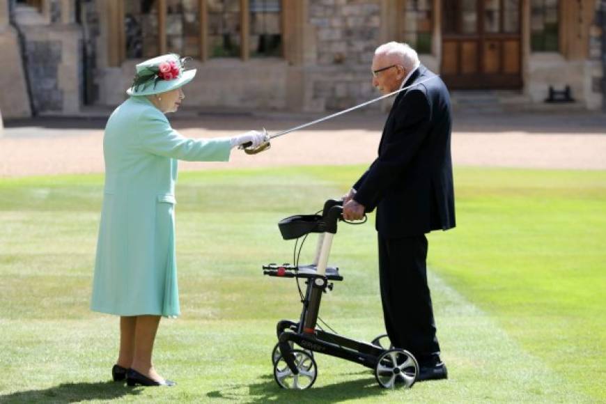 La historia de Tom Moore recorrió el mundo y llegó a ser nombrado Caballero de la realeza por la Reina Isabel II. Foto AFP