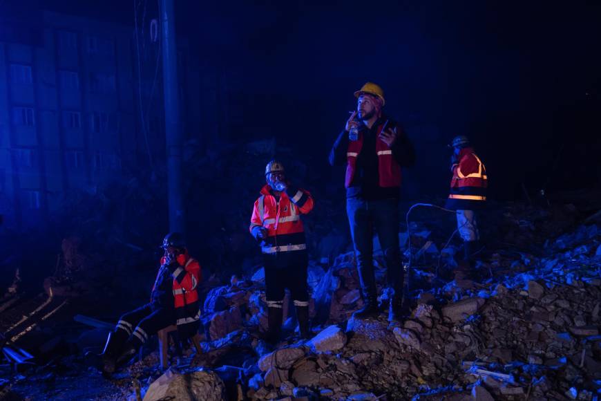 La agencia turca de gestión de catástrofes indicó en Twitter que un temblor de magnitud 5,8 se produjo tres minutos después, con epicentro en el distrito de Samandag, en la provincia de Hatay. 
