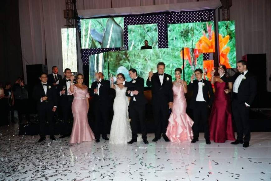 La familia Panting Barrosse junto a los López Sikaffy al momento del brindis por los recién casados.