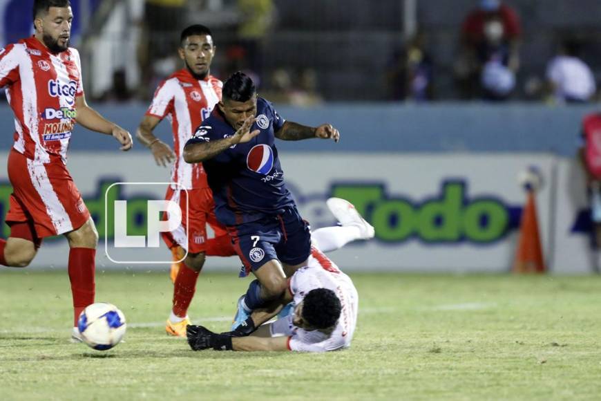 El penal que le cometió Celio Valladares a Iván López.