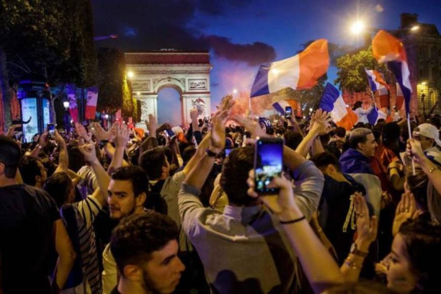 El Arco del Triunfo se colmó de aficionados hace 20 años cuando Francia fue campeona del Mundo en París. La clasificación a la final de Moscú hizo recordar ese momento, están cerca de su segunda consagración.