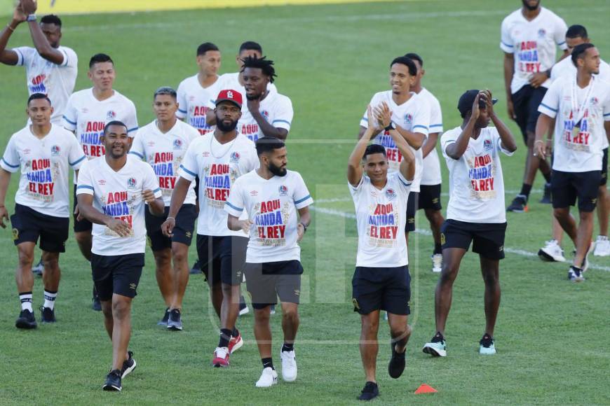 “Aquí manda el Rey”, eso decía la camiseta especial del Olimpia que utilizaron los jugadores al momento de presentar las Ligas Concacaf.