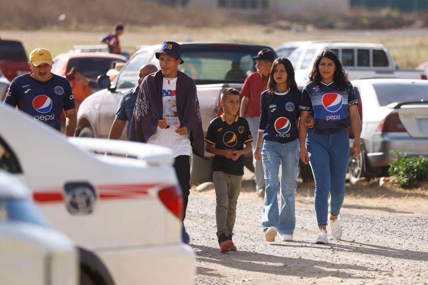 Desde tempranas horas, las bellas hinchas decían presente en el recinto para presenciar el primer duelo de la jornada.