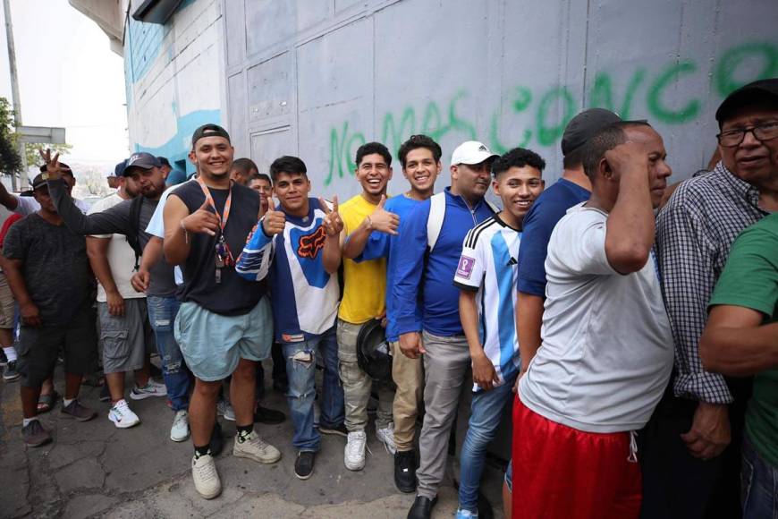 Otras de las personas que buscaban un ticket arremetió con todo debido al tiempo de espera en las taquillas del Chelato Uclés. “Desde las 5 de la mañana estamos aquí, no nos han atendido. Son un poco irresponsables los encargados porque ya ratos estamos acá y no nos han atendido”, precisó.