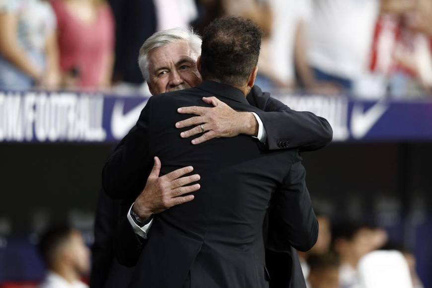 El abrazo de Carlo Ancelotti y Diego Pablo Simeone antes del inicio del partido.