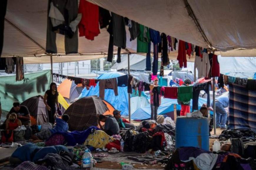 Las caravanas de migrantes que entraron a México a finales de octubre y confluyeron en Tijuana en las últimas semanas, están cerca del punto crítico ante su hacinamiento en un albergue de esta ciudad fronteriza.