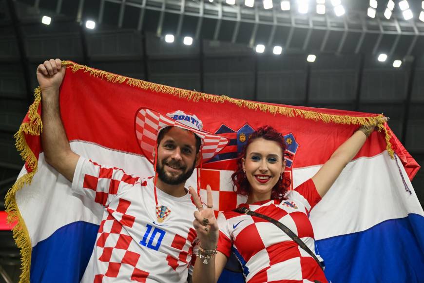  Y esta bella pareja cautivo las graderías del Estadio Al Janoub.