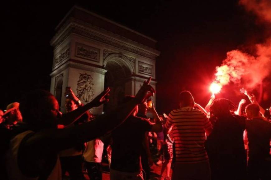 La noche de este martes se iluminó en París, gracias al triunfo de Francia sobre Bélgica por 1-0. Boleto directo a la final del Mundial Rusia 2018.