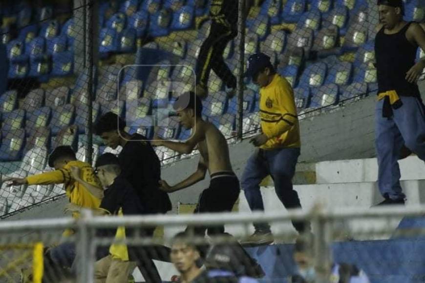 Tras ver a los barristas del Marathón, seguidores de la barra del Real España se dirigieron donde estaban los del cuadro verdolaga y se desató el caos.