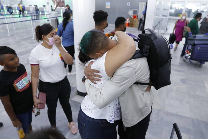 Un momento emotivo se vivió en Aeropuerto de San Pedro Sula ya que familiares abrazaron a Kervin Arriaga.