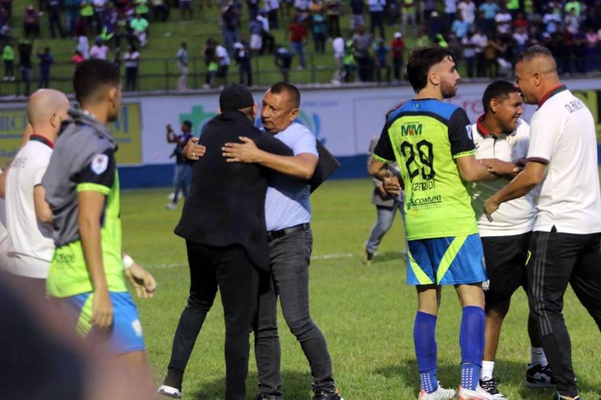 El entrenador de los Potros del Olancho FC, Humberto Rivera, celebró en el campo la victoria de su equipo ante Motagua.