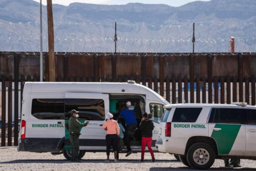 El Gobierno de Biden anunció que los migrantes adultos y algunas familias son deportadas de inmediato pero que los menores no acompañados son transferidos a centros de procesamiento.