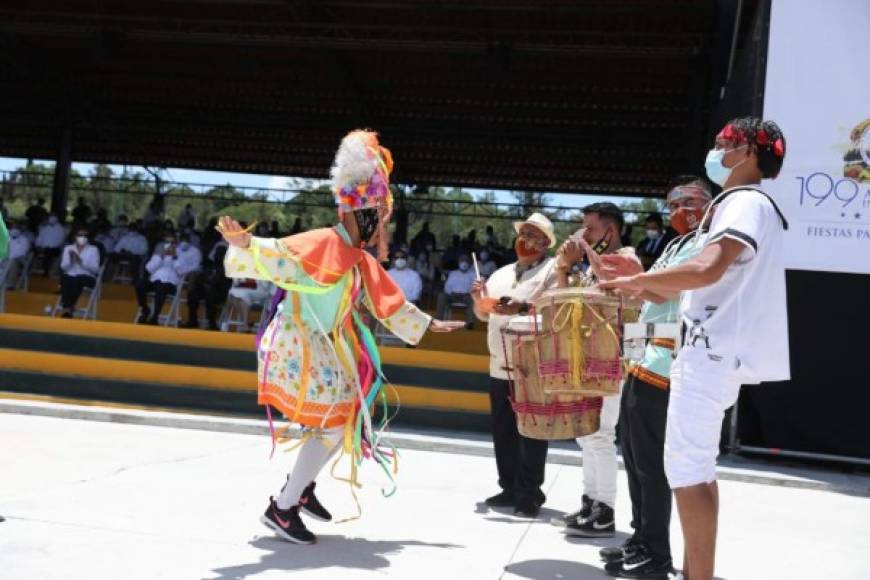 A las 11:00 am en el Campo de Parada Marte el presidente Hernández y la primera dama, Ana García de Hernández, junto a los presidentes del Congreso Nacional, Mauricio Oliva, y del Poder Judicial, Rolando Argueta, estuvieron presente para la celebración oficial de las fiestas patrias.