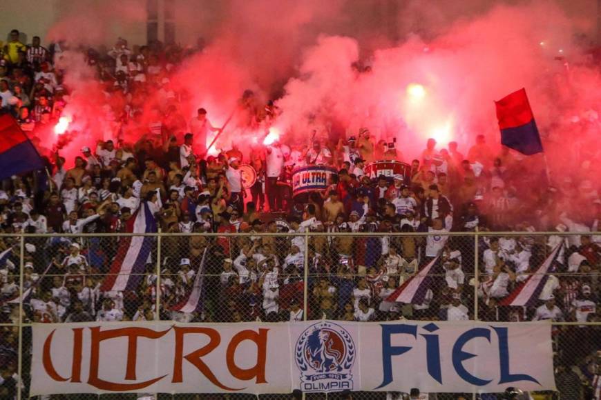 Los aficionados del Olimpia le pusieron color a este vibrante partido de vuelta de la semifinal.