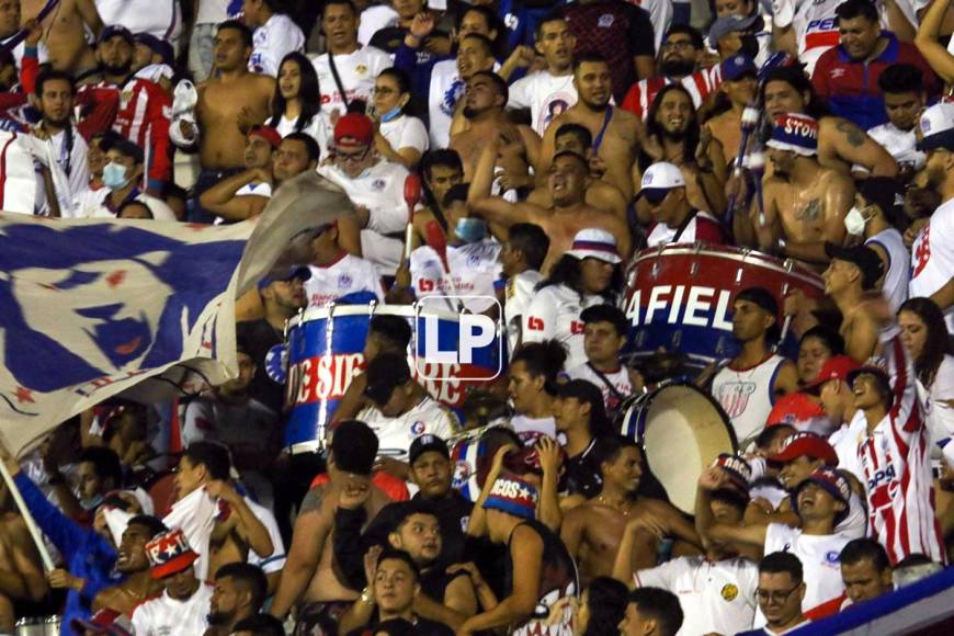 La afición del Olimpia explotó de felicidad con el golazo de Carlos ‘Mango‘ Sánchez.