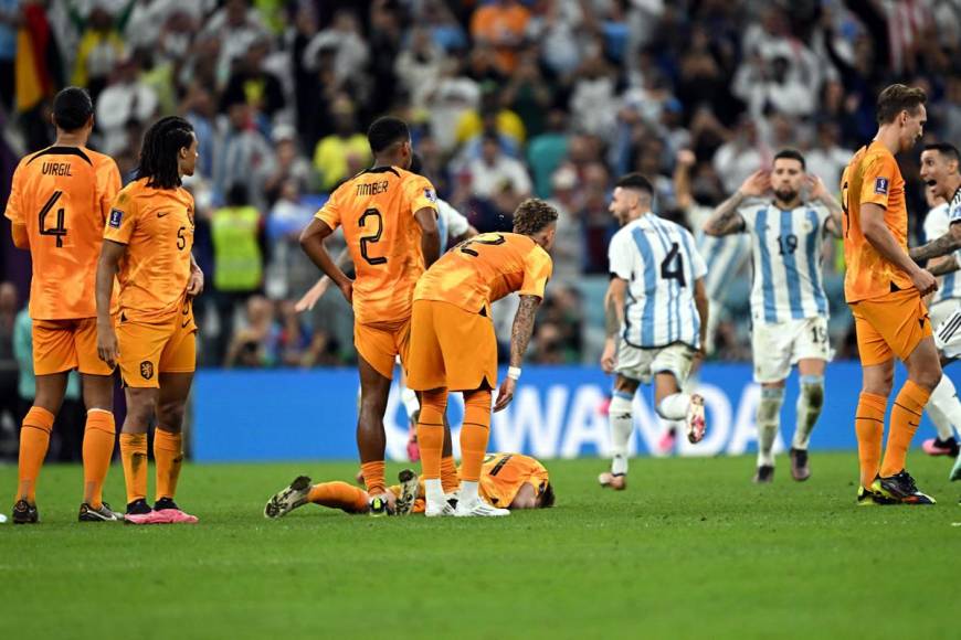 Mientras los argentinos celebraban, los neerlandeses se lamentaban en el campo del estadio Lusail.