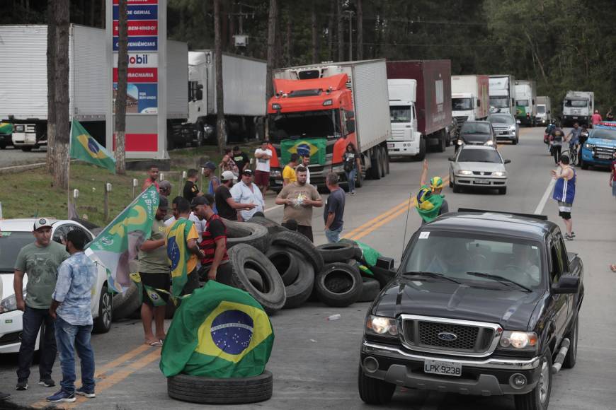 El Supremo Tribunal Federal, la máxima corte de <b>Brasil</b>, amenazó por otro lado con multar al director general de la policía de carreteras o mandarlo preso por “desobediencia” si continúan los bloqueos. 