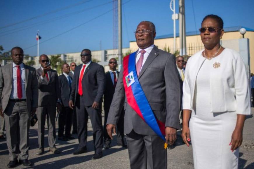 El presidente saliente Michel Martelly llegó acompañado de su esposa a la ceremonia de investidura del presidente electo de Haití, Jovenel Moïse.