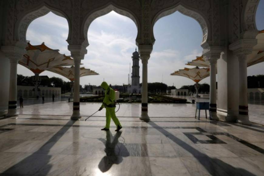 Un miembro de la fuerza policial de Indonesia trabaja para desinfectar la Gran Mezquita de Baiturrahman, antes de la oración de este viernes, en Banda Aceh, Indonesia. Foto EFE