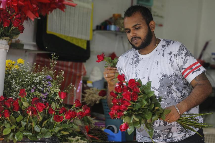 En Sri Lanka, las floristerías realizan masivas ventas este 14 de febrero.