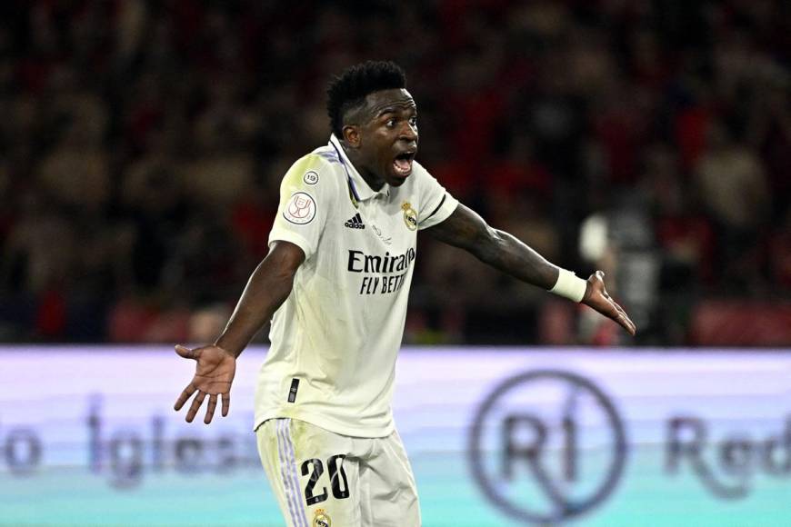 Vinicius le reclamó fuerte al árbitro por lo ocurrido con David García.