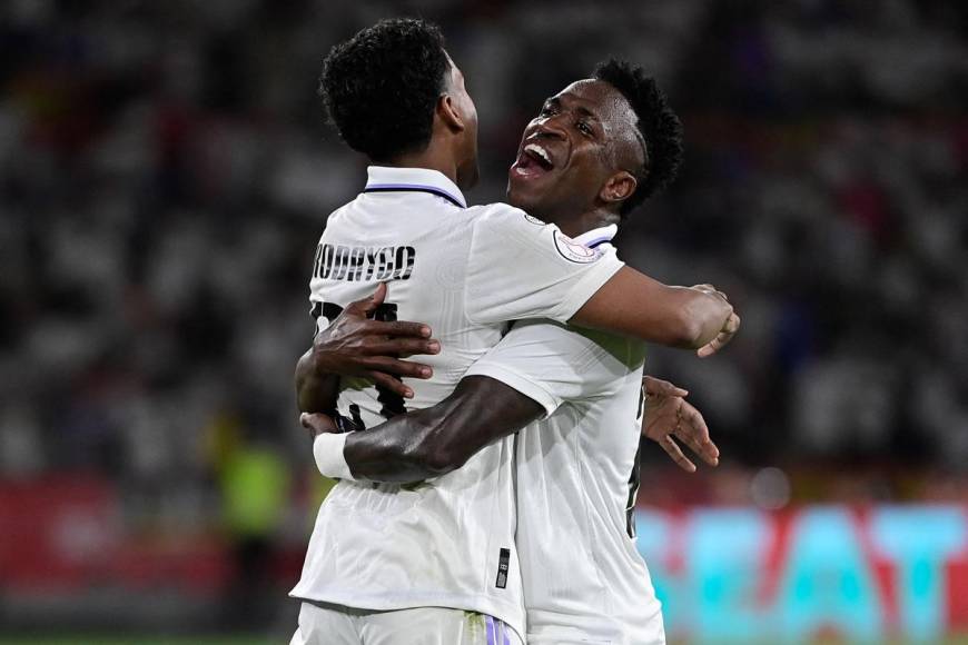 Vinicius y Rodrygo celebrando el 2-1 del Real Madrid ante Osasuna.
