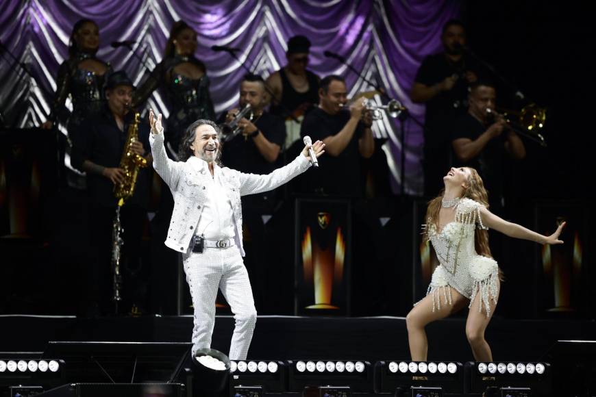 El cantante mexicano Marco Antonio Solís inició su concierto en San Pedro Sula a las 10:10 de la noche con el tema “No puedo olvidarla”.