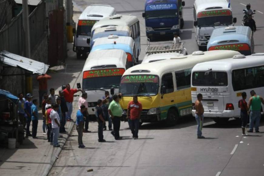 Decenas de buses se encuentrans apostados en la vía pública como medida de presión para el gobierno central.