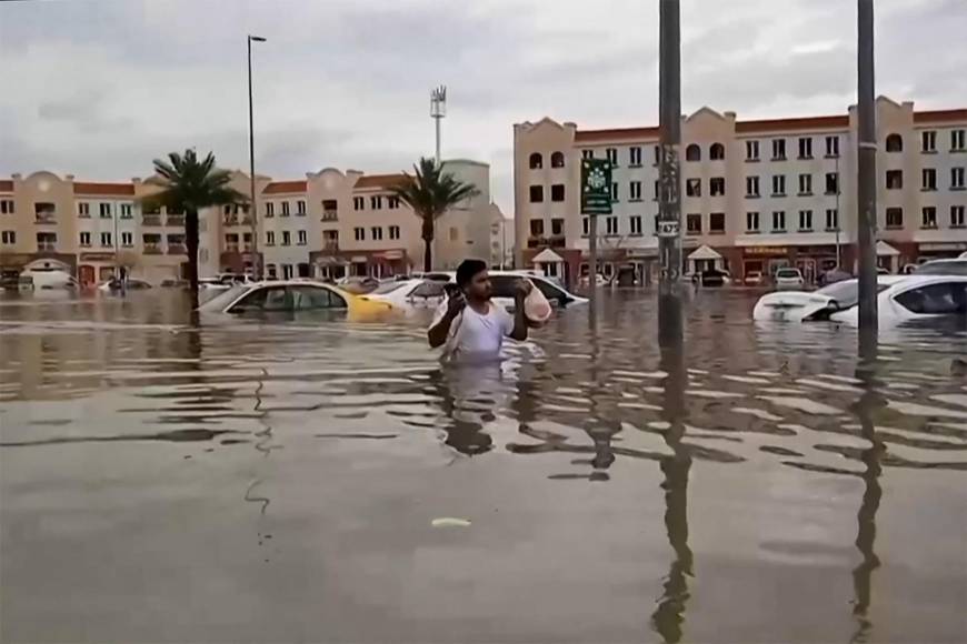 Los medios oficiales informaron que las lluvias marcaron un récord desde 1949, antes de la formación de los Emiratos en 1971.