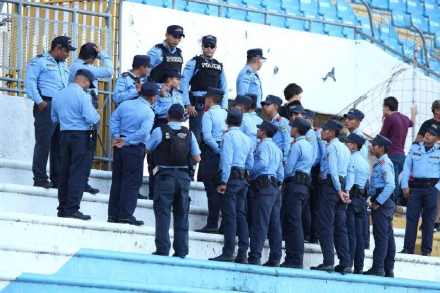Los policías previo a brindar seguridad a los aficionados en las gradas del Olímpico.