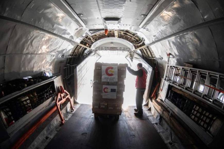 El grueso del cargamento se transportó en el avión de la reina, especialmente los test del coronavirus, en un segundo vuelo procedente también desde Madrid y en camiones desde Panamá el pasado fin de semana.