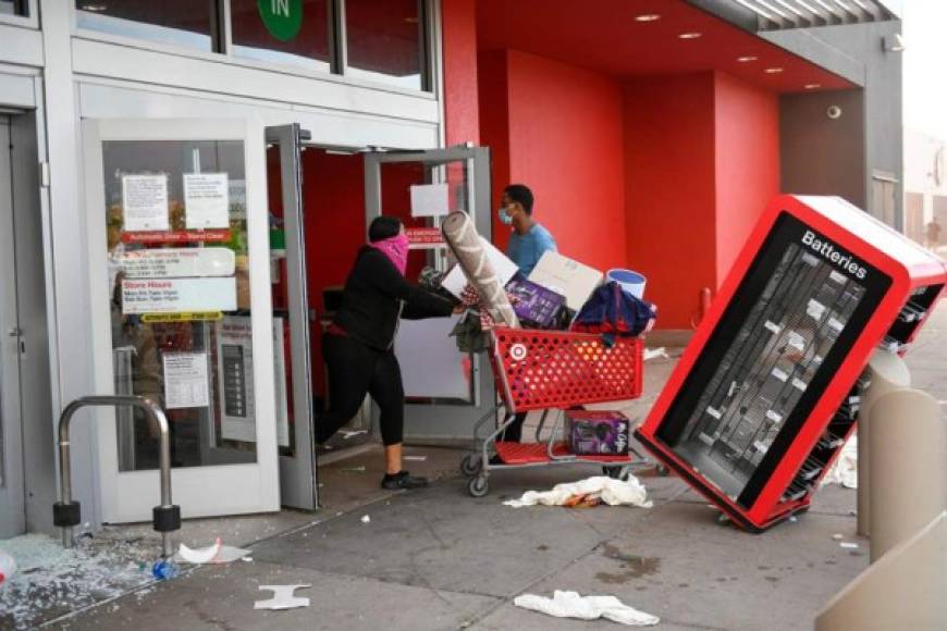 Otras tiendas también fueron saqueadas mientras se recrudecían los actos de violencia en la ciudad.