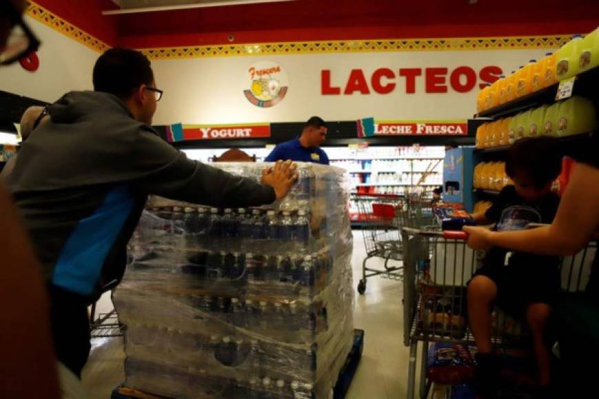 Las cadenas de distribución Sams y Costco establecieron límites a la venta de agua en un intento de evitar el desabastecimiento, un fenómeno habitual en Puerto Rico cuando se anuncia la llegada de ciclones de magnitud.