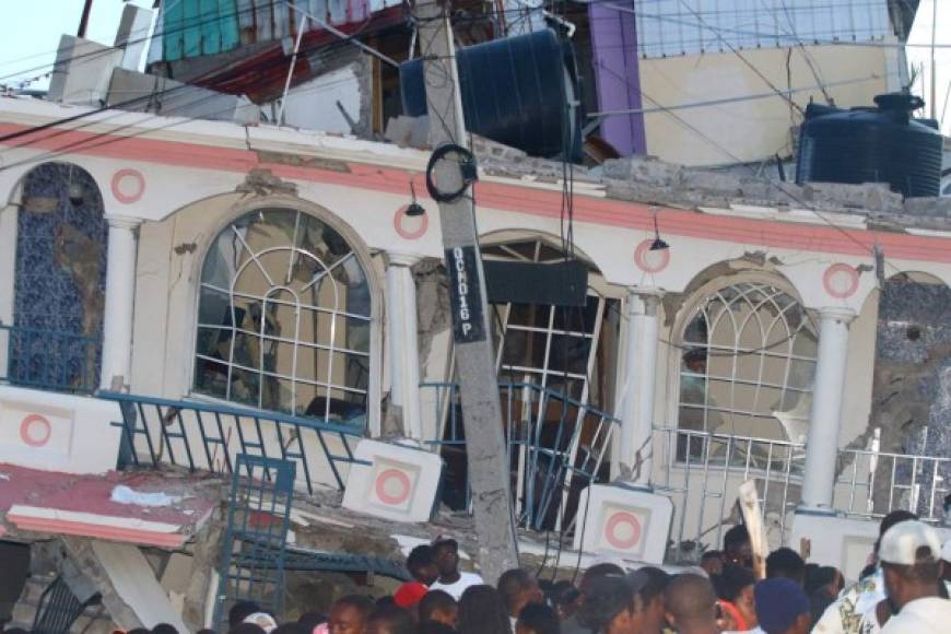 'El ministerio de Defensa facilitó una aeronave para movilizar al Primer Ministro, al ministro de Relaciones Exteriores y tres heridos, entre ellos un menor de edad, desde Les Cayes a Puerto Príncipe, para seguir apoyando', indicó el comunicado.<br/>