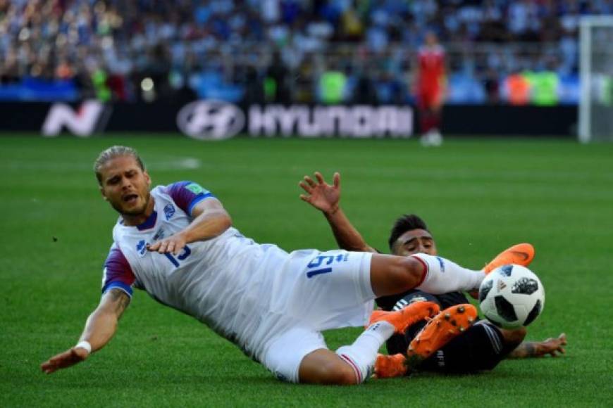Iceland's midfielder Rurik Gislason (L) vies with Argentina's midfielder Maximiliano Meza during the Russia 2018 World Cup Group D football match between Argentina and Iceland at the Spartak Stadium in Moscow on June 16, 2018. / AFP PHOTO / Alexander NEMENOV / RESTRICTED TO EDITORIAL USE - NO MOBILE PUSH ALERTS/DOWNLOADS