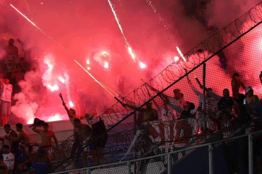 Los aficionados del Olimpia lanzaron fuegos artificiales al cielo para festejar la victoria sobre el Motagua.