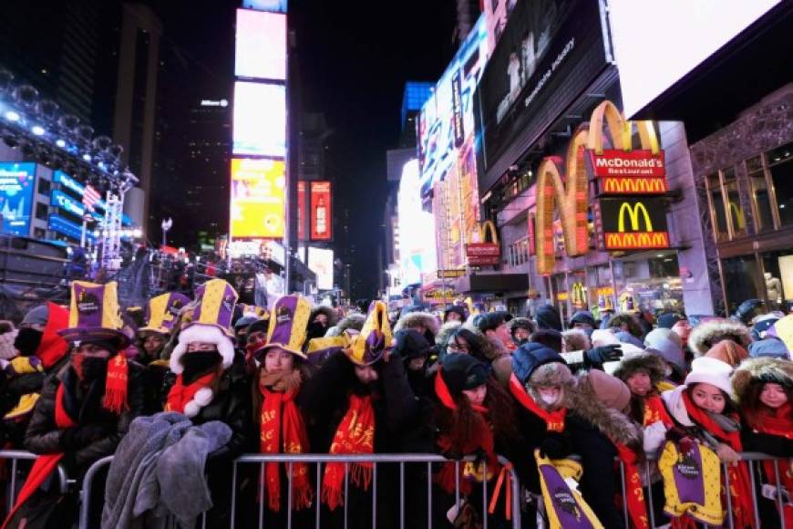 Unos dos millones se congregaron en el Times Square, copado por policías en un inédito dispositivo de seguridad para dar la bienvenida al Año Nuevo en Nueva York.