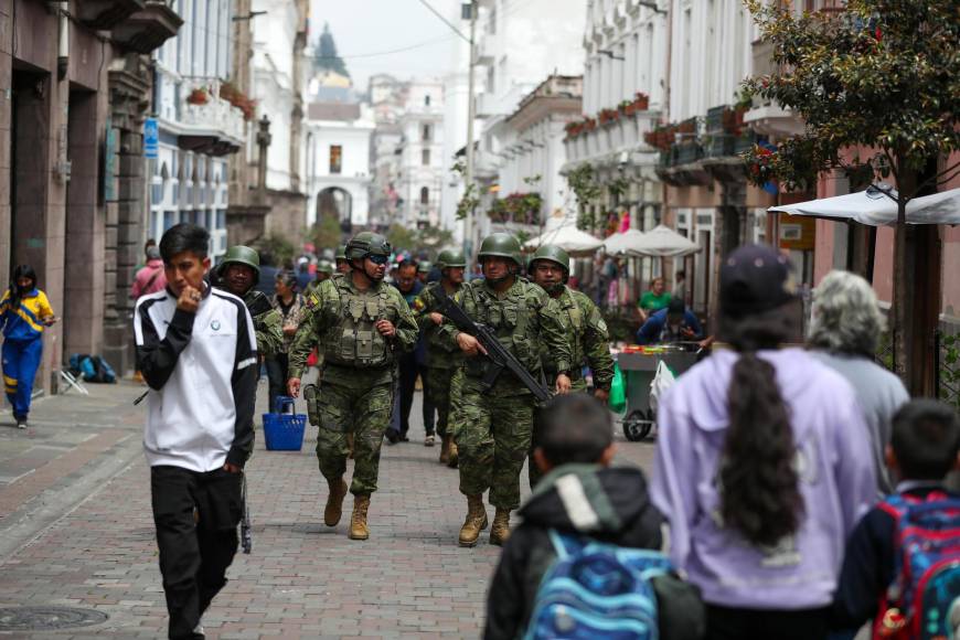 Centenares de militares custodian las desoladas calles alrededor de la sede presidencial en el centro de Quito, mientras en el norte el parque de La Carolina, el más grande de la ciudad de casi tres millones de habitantes, estaba vacío, sin sus habituales deportistas. 