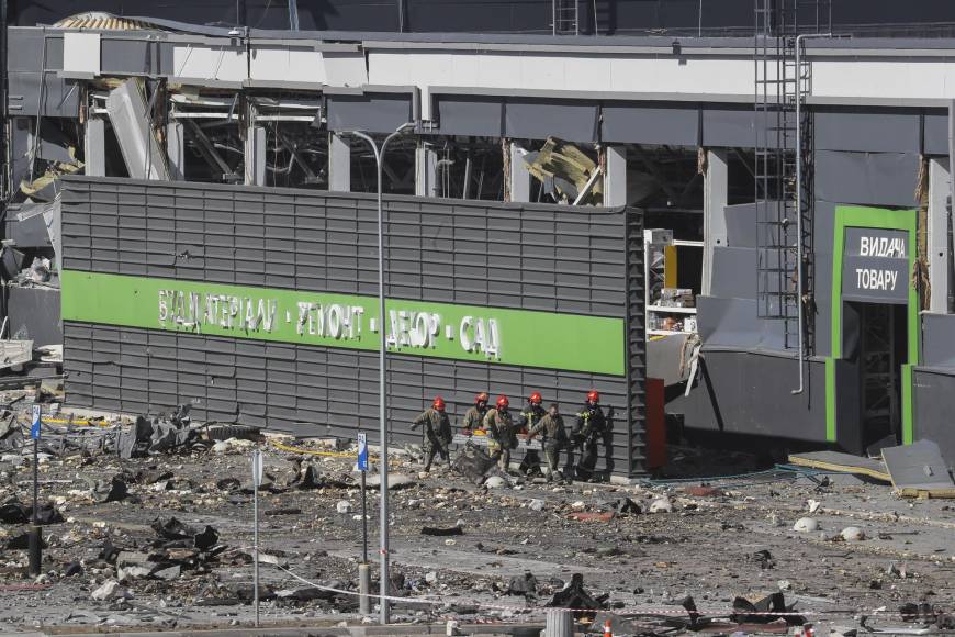 Entre los escombros, un grupo de bomberos y militares buscan a más víctimas, al pie de un edificio de diez plantas carbonizado y aún humeante del que sólo queda la estructura de hormigón.