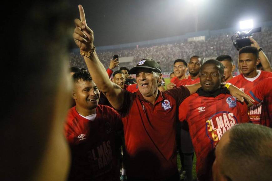 Pedro Troglio celebró como uno más con sus jugadores tras quedar campeones del Torneo Clausura 2023.