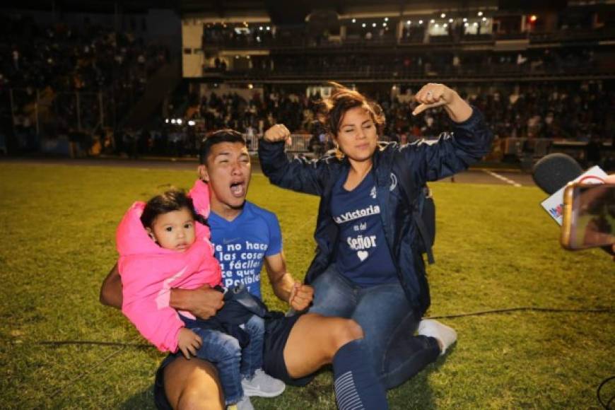 Kevin López celebrando con su esposa e hija la obtención del título con el Motagua.