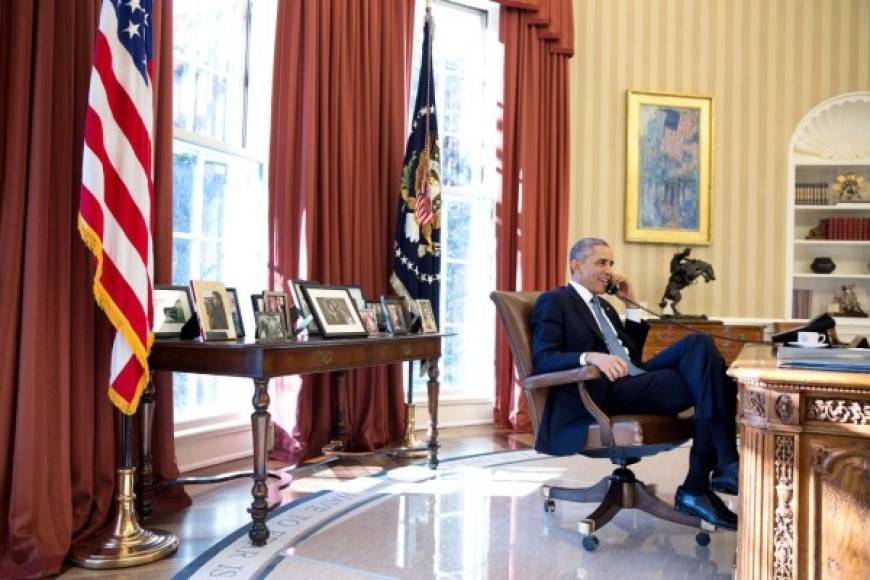 El presidente de Estados Unidos, Barack Obama terminando de hablar con su homólogo de Cuba, Raúl Castro.