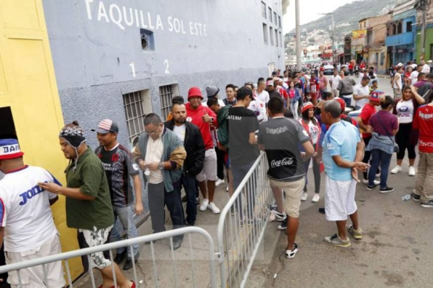 Grandes filas hicieron los aficionados para entrar al estadio Nacional.